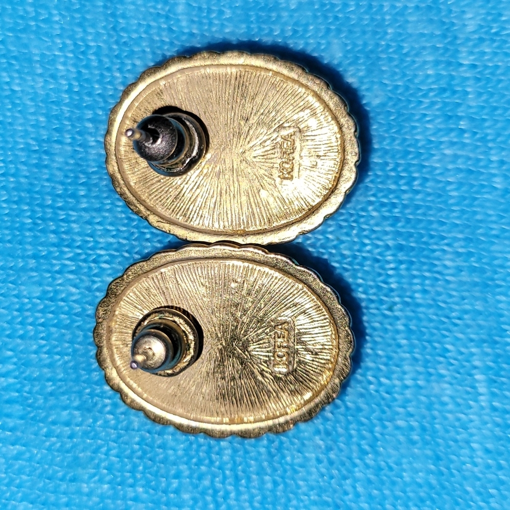 Vintage goldtone and white earrings - Picture 4 of 4
